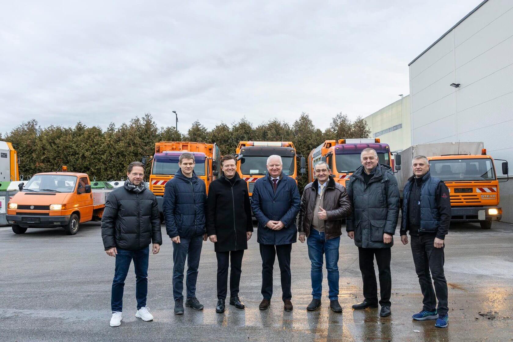 Einsatzfahrzeuge für die Ukraine Stadt Salzburg spendet 5 Einsatzfahrzeuge für kommunale Dienste an die Ukraine