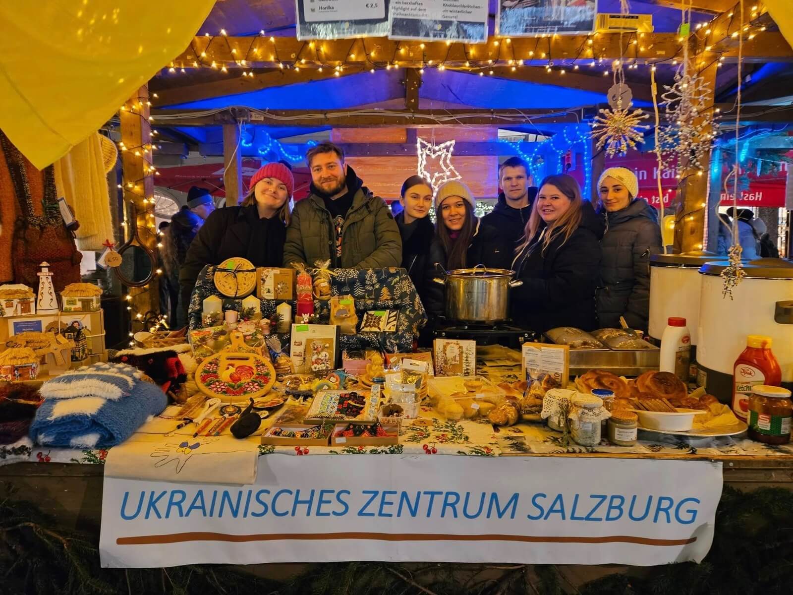 Ukrainischer Weihnachtsmarkt Menschen Ukrainischer Weihnachtsmarkt