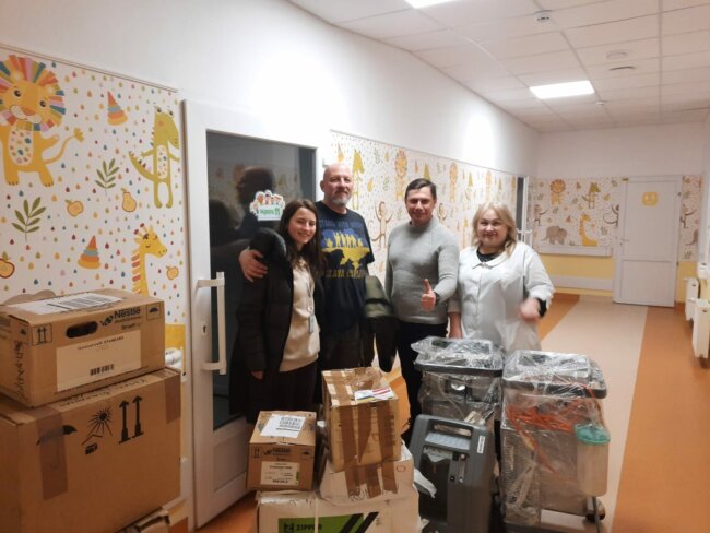 Humanitäre Hilfslieferung in die Städte an der Front